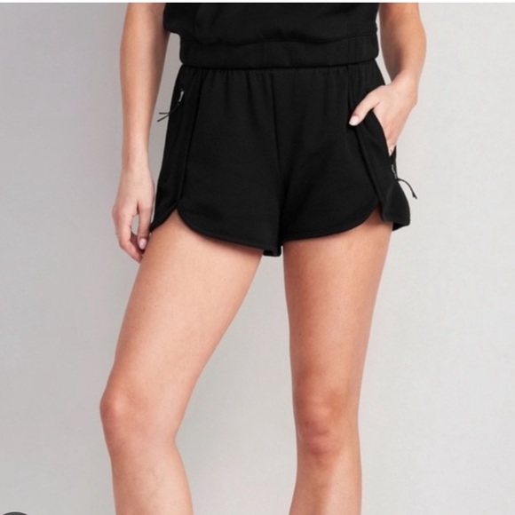 OLD NAVY High-Waisted Dynamic Fleece Dolphin-Hem Sweat Shorts3-inch - Picture 4 of 5